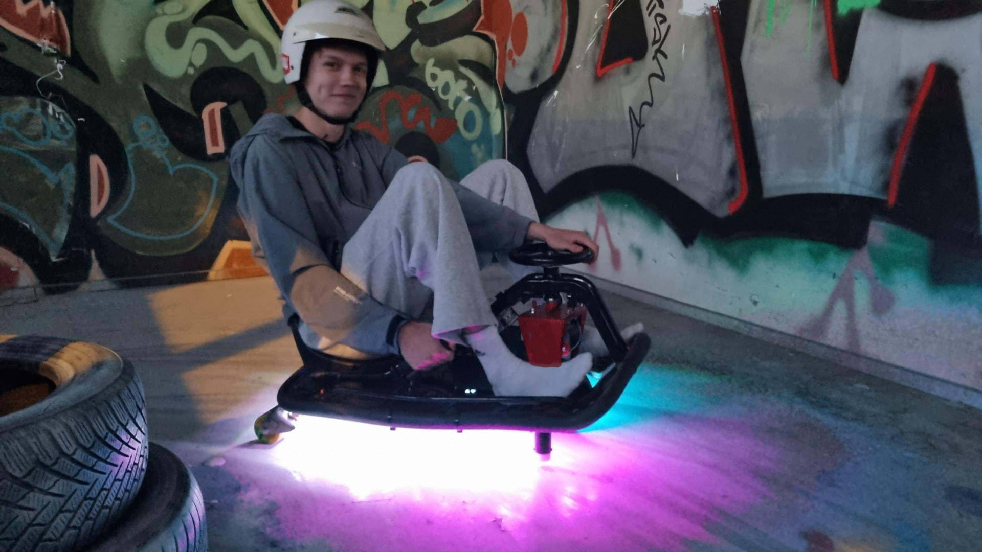 Kører drifter på en Crazy Kart med neon-underglød