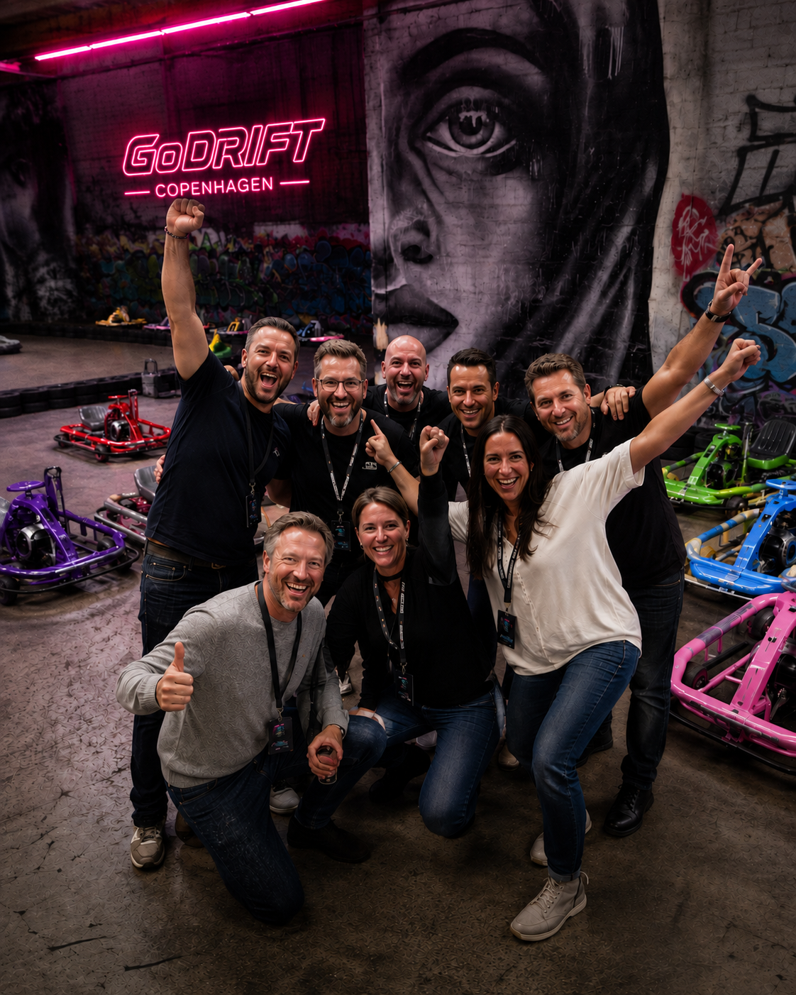 Gruppe fejrer på GoDrift Copenhagen med neonoplyste Crazy Karts